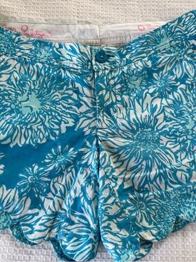 Lilly Pulitzer Turquoise & White Floral Scalloped Hem Shorts